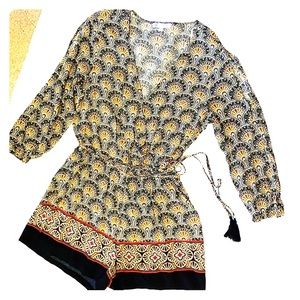 Adorable romper you DR2. Waist tie with tassels